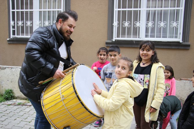 Tekirdağlı müzisyen davul çalarak depremzede çocuklara moral verdi