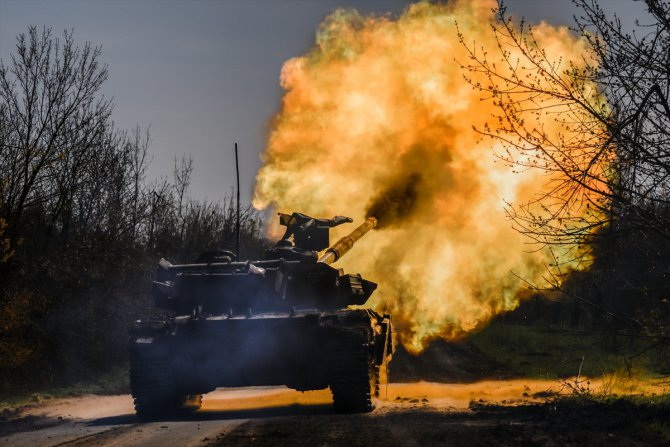 Ukrayna tankları sıcak çatışmaların yaşandığı Avdiyivka cephesinde yoğun atışlar yapıyor