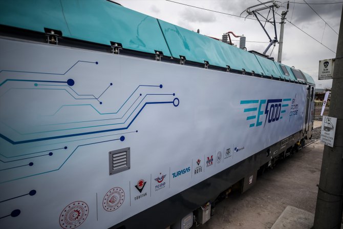 Yerli ve milli imkanlarla geliştirilen E5000 tip elektrikli lokomotif raylara indiriliyor