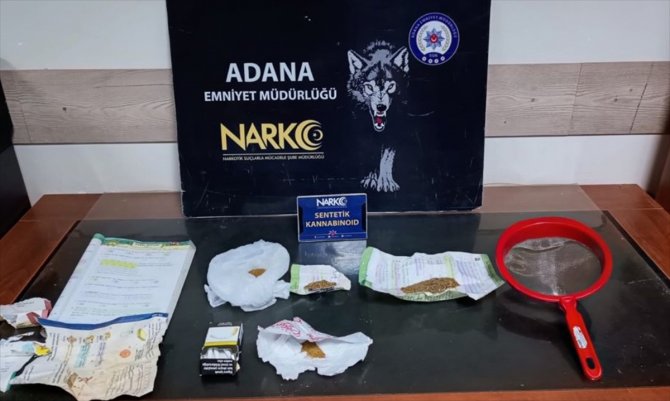 Adana'da kitap içine ve sigara kutusuna uyuşturucu gizleyen 2 zanlı tutuklandı