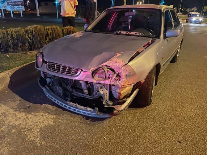 Aksaray'da otomobil ile polis aracı çarpıştı, 3'ü polis 6 kişi yaralandı