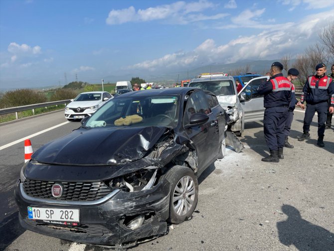 Anadolu Otoyolu'nda 5 aracın karıştığı zincirleme kazada 6 kişi yaralandı