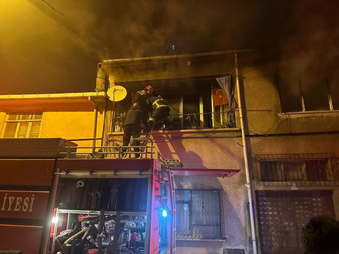 Bursa'da yanan evde mahsur kalan kadını itfaiye kurtardı