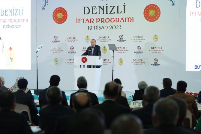 Cumhurbaşkanı Erdoğan Denizli'de vatandaşlarla iftarda bir araya geldi: (1)