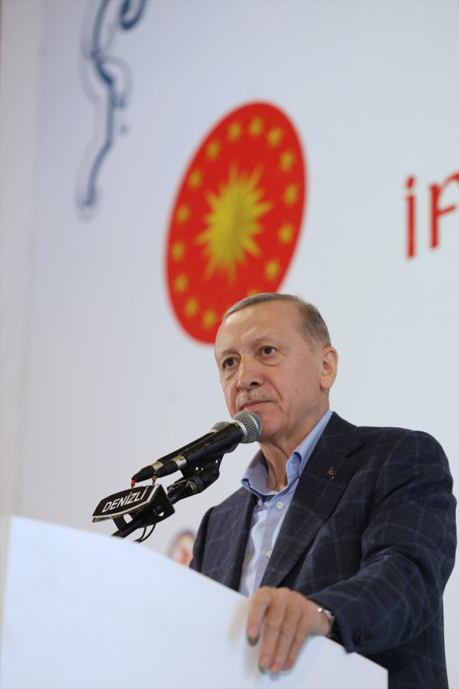 Cumhurbaşkanı Erdoğan Denizli'de vatandaşlarla iftarda bir araya geldi: (1)