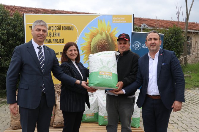 Edirne'de üreticilere hastalıklara dayanıklı yerli hibrit ayçiçeği tohumu dağıtıldı