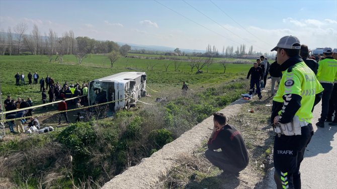 Eskişehir'de devrilen işçi servisindeki 3 kişi öldü, 31 kişi yaralandı