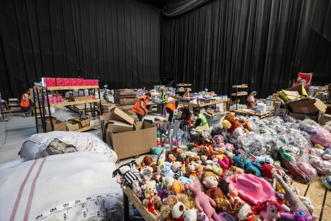 Hatay'da "iyilik fabrikası" gönüllüleri depremzedeleri yalnız bırakmıyor