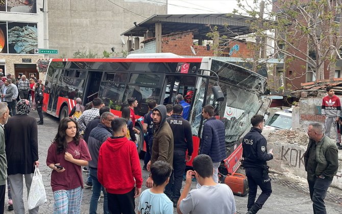 İzmir'de belediye otobüsünün duvara çarpması sonucu 10 kişi yaralandı