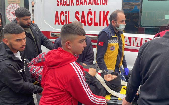 İzmir'de belediye otobüsünün duvara çarpması sonucu 10 kişi yaralandı