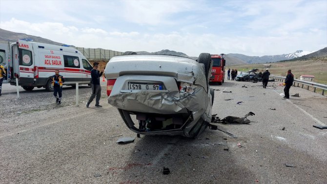 Kahramanmaraş'ta iki otomobil çarpıştı, 4 kişi öldü, 3 kişi yaralandı