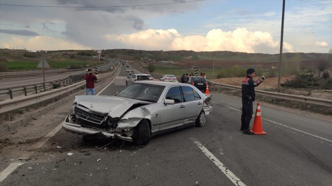 Kırıkkale’de iki otomobilin çarpıştığı kazada 3 kişi yaralandı
