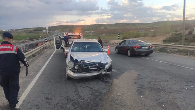 Kırıkkale’de iki otomobilin çarpıştığı kazada 3 kişi yaralandı