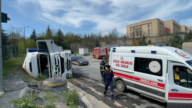 Kocaeli'de devrilen akü yüklü tırın sürücüsü yaralandı
