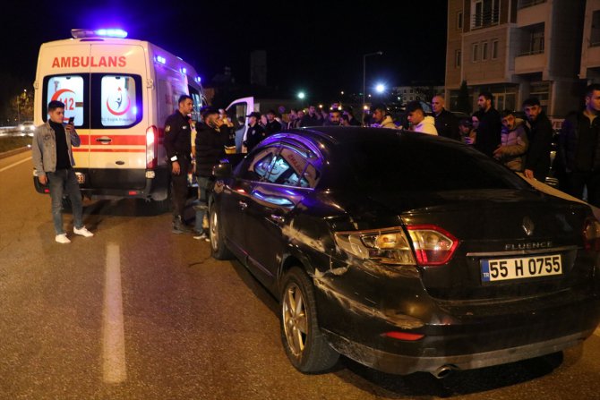 Samsun'da otomobil bariyere çarptı, 3 kişi yaralandı
