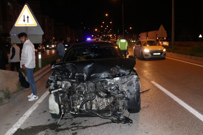Samsun'da otomobil bariyere çarptı, 3 kişi yaralandı