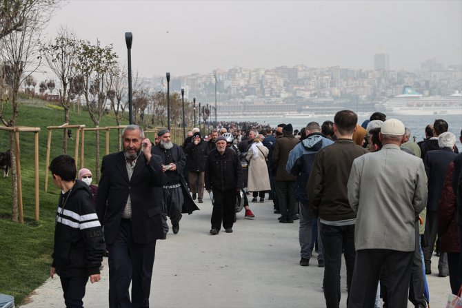 Sarayburnu Limanı'nda demirleyen TCG Anadolu gemisine ziyaretçi akını