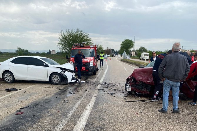 Adana'da iki otomobilin çarpıştığı kazada 1 kişi öldü, 2 kişi yaralandı