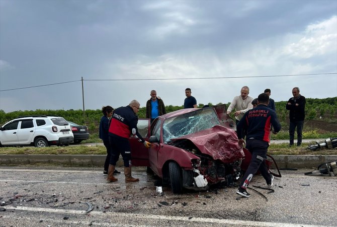Adana'da iki otomobilin çarpıştığı kazada 1 kişi öldü, 2 kişi yaralandı