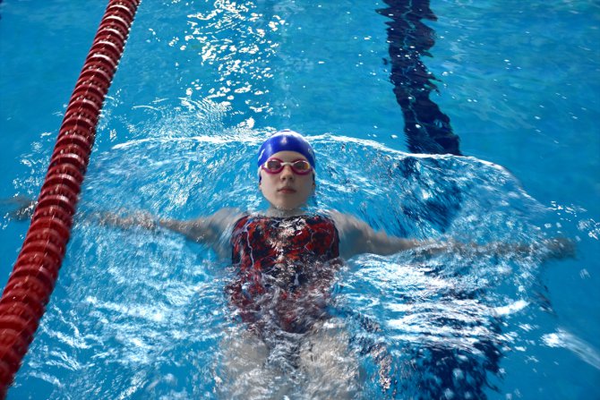 Albino yüzücü Ceren Yergezen, kulaçlarını Paralimpik Oyunları'na katılmak için atıyor