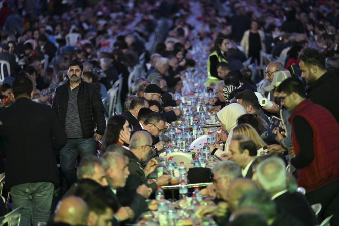 Bakan Kasapoğlu Buca'da iftar programına katıldı: