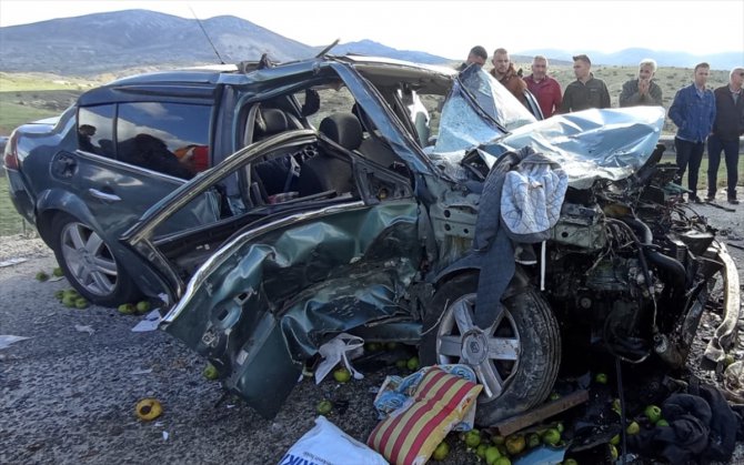 Burdur'da iki aracın çarpıştığı kazada 4 kişi yaralandı