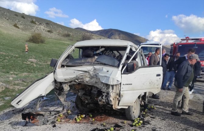 Burdur'da iki aracın çarpıştığı kazada 4 kişi yaralandı