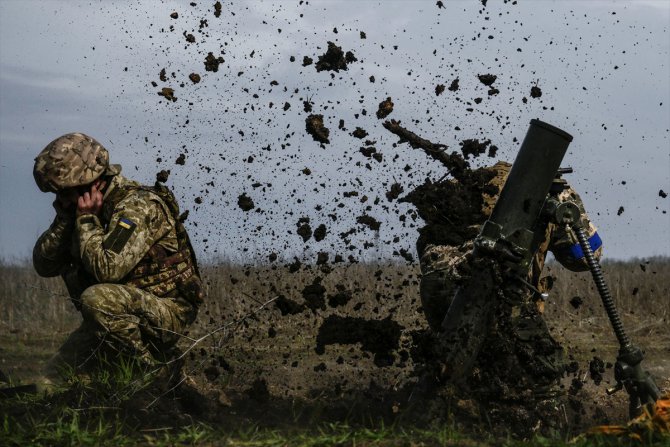 Donetsk bölgesinde ön cephedeki Ukraynalı askerler, Rus mevzilerine yoğun atış yapıyor
