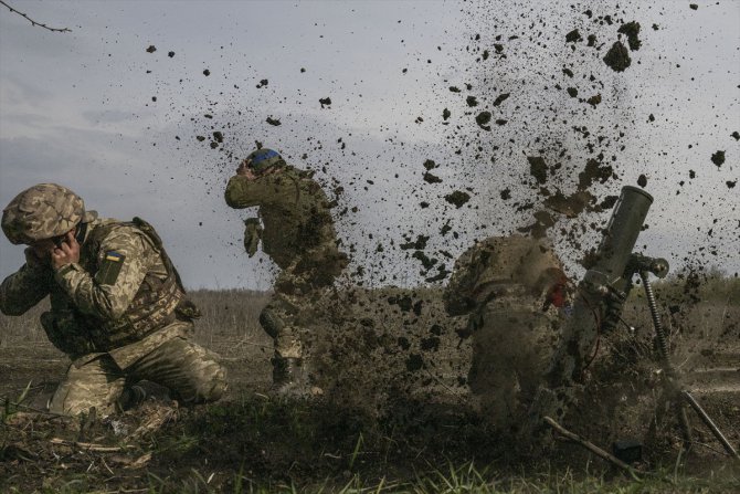 Donetsk bölgesinde ön cephedeki Ukraynalı askerler, Rus mevzilerine yoğun atış yapıyor
