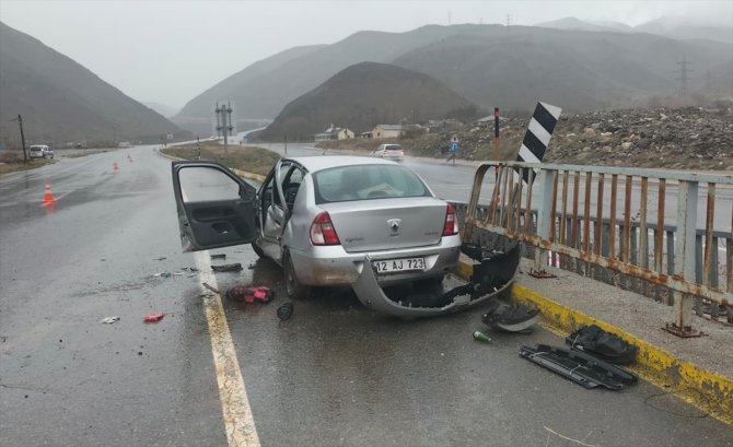 GÜNCELLEME – Erzincan'da bariyerlere çarpan otomobilde 1 kişi öldü, 3 kişi yaralandı