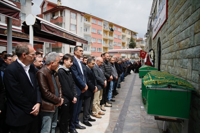 Eskişehir'de işçileri taşıyan otobüsün devrilmesi sonucu ölen 3 işçi defnedildi