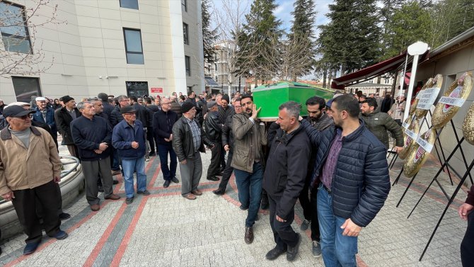 Eskişehir'de işçileri taşıyan otobüsün devrilmesi sonucu ölen 3 işçi defnedildi