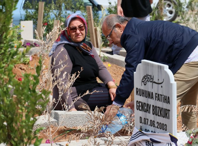 Hatay ve Adana'da mezarlıklara bayram arifesinde hüzünlü ziyaret