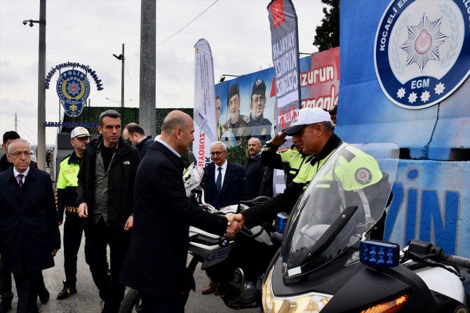 İçişleri Bakanı Soylu, Kocaeli'de helikopterle trafik denetimi yaptı:
