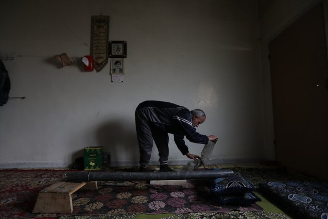 İdlibli görme engelli Fevvaz Tavil, ailesini soba borusu yaparak geçindiriyor