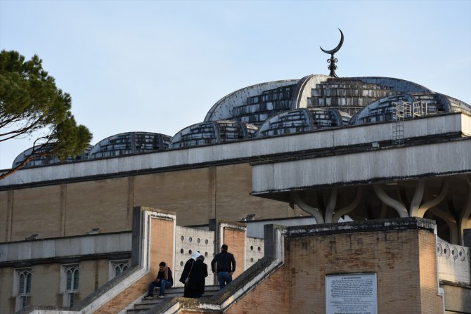 İtalya'da Müslümanlar Ramazan ve Kurban bayramlarında Roma Büyük Cami'ye akın ediyor