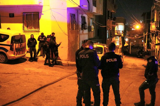 İzmir'de damat ve kayınpederi arasındaki bıçaklı kavgada 1'i ağır 2 kişi yaralandı