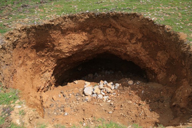 Kahramanmaraş'ta depremin ardından tarım arazisinde obruk oluştu