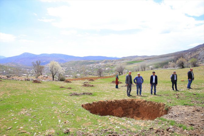 Kahramanmaraş'ta depremin ardından tarım arazisinde obruk oluştu