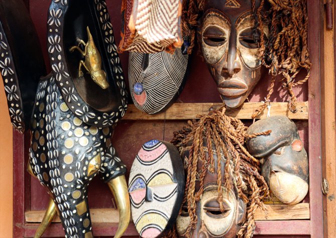 Kamerun’da sömürge dönemi öncesi pasaportlar yerine kullanılan "toprak maskeler"