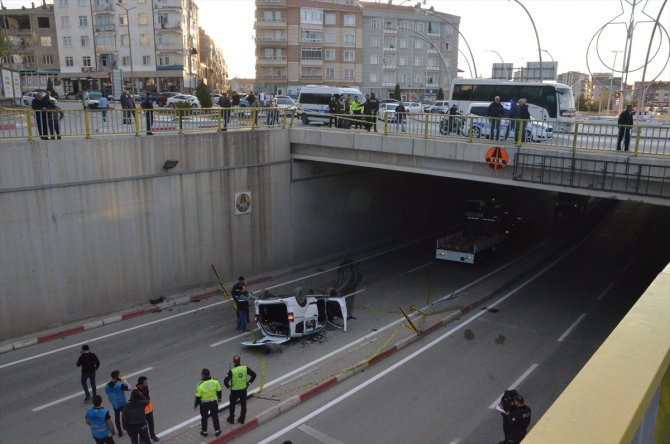 Karaman'da üst geçitten düşen araçtaki 2 kişi öldü, 1 kişi yaralandı