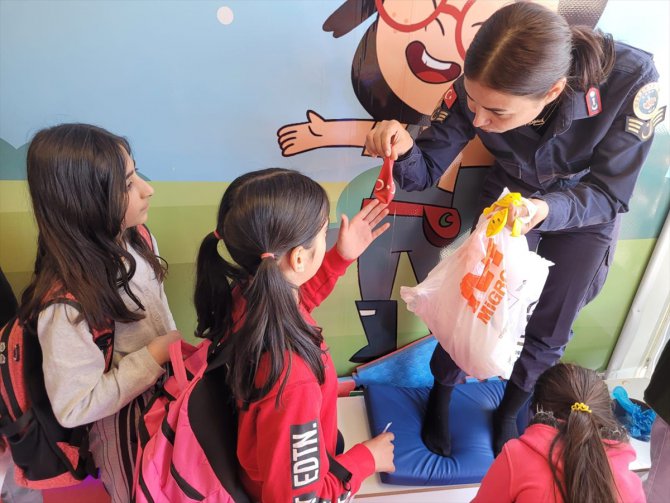 Malatya'da jandarmadan depremzede çocuklara bayram hediyesi