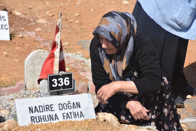 Malatya'da mezarlıklara bayram arifesinde hüzünlü ziyaret