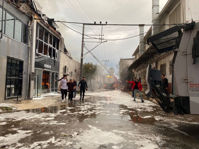 Mersin'de mobilya fabrikasındaki yangında tavanın çökmesi sonucu bir itfaiye eri hayatını kaybetti