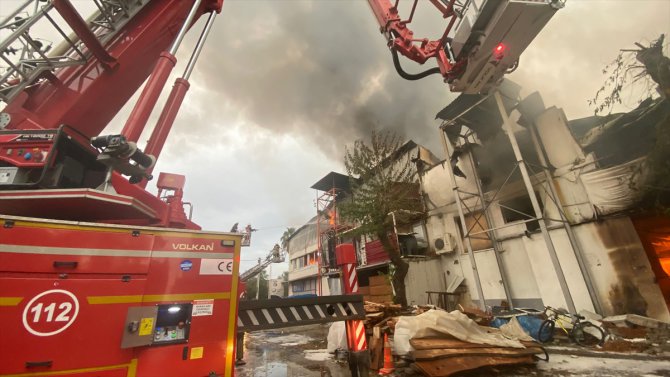 Mersin'de mobilya fabrikasındaki yangında tavanın çökmesi sonucu bir itfaiye eri hayatını kaybetti