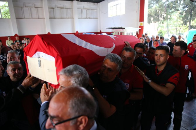 Mersin'de mobilya fabrikasındaki yangında ölen itfaiye erinin cenazesi defnedildi
