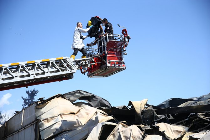 GÜNCELLEME - Mersin'de mobilya fabrikasındaki yangında tavanın çökmesi sonucu biri itfaiye eri 4 kişi öldü