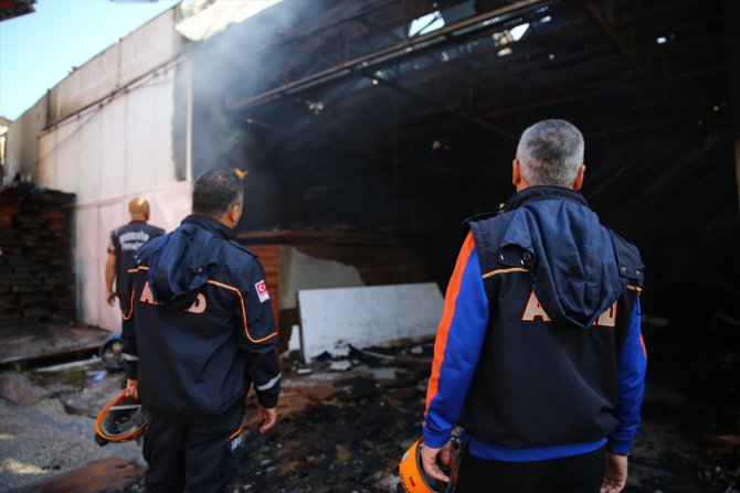 GÜNCELLEME - Mersin'de mobilya fabrikasındaki yangında tavanın çökmesi sonucu biri itfaiye eri 4 kişi öldü
