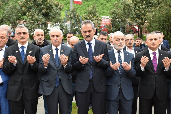 Milli Eğitim Bakanı Mahmut Özer, Ordu'da şehitliği ziyaret etti