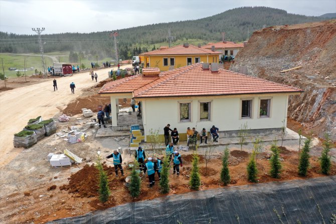 Nurdağı'ndaki köy tipi afet evlerine son dokunuşlar yapılıyor